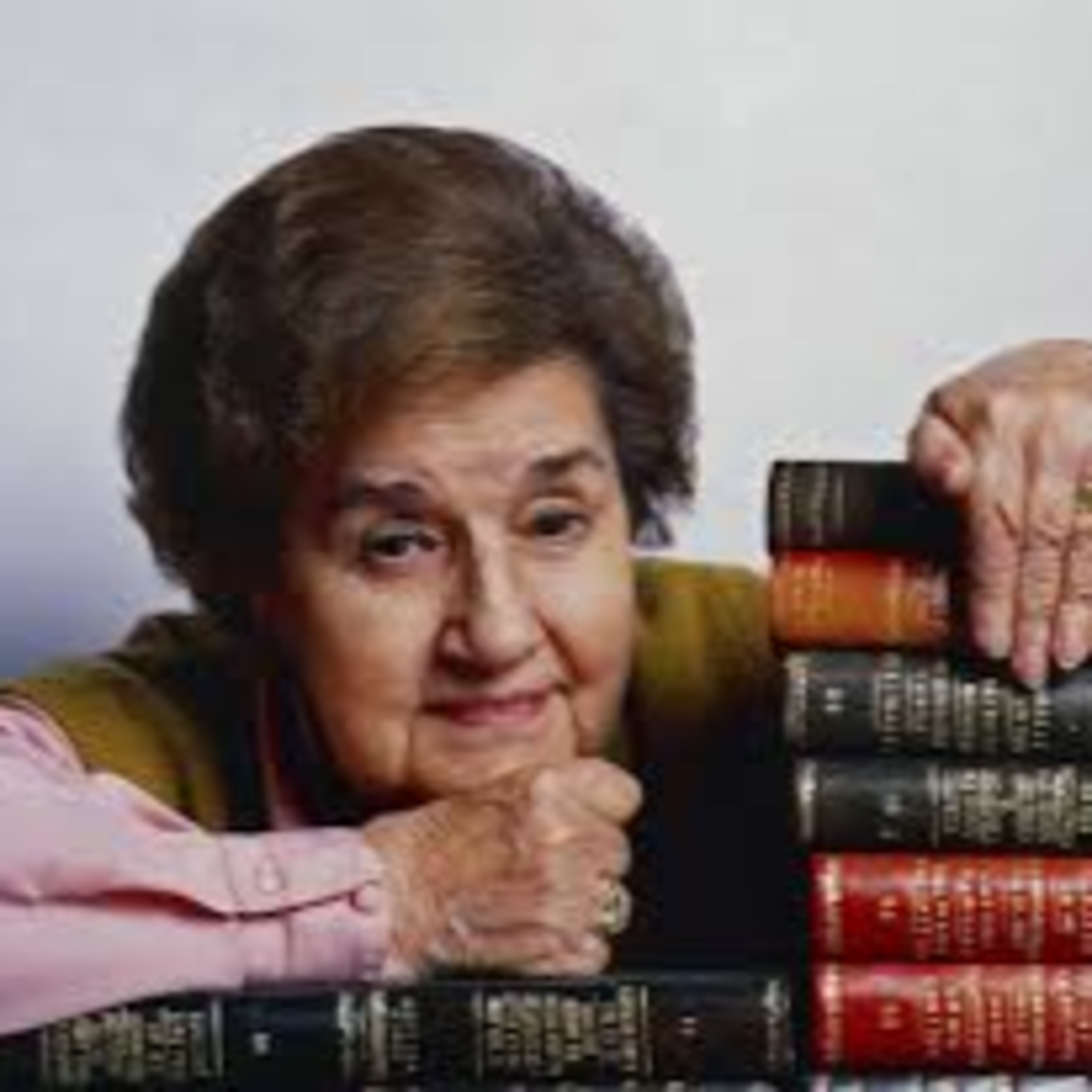 Nace la escritora Corín Tellado (1927)