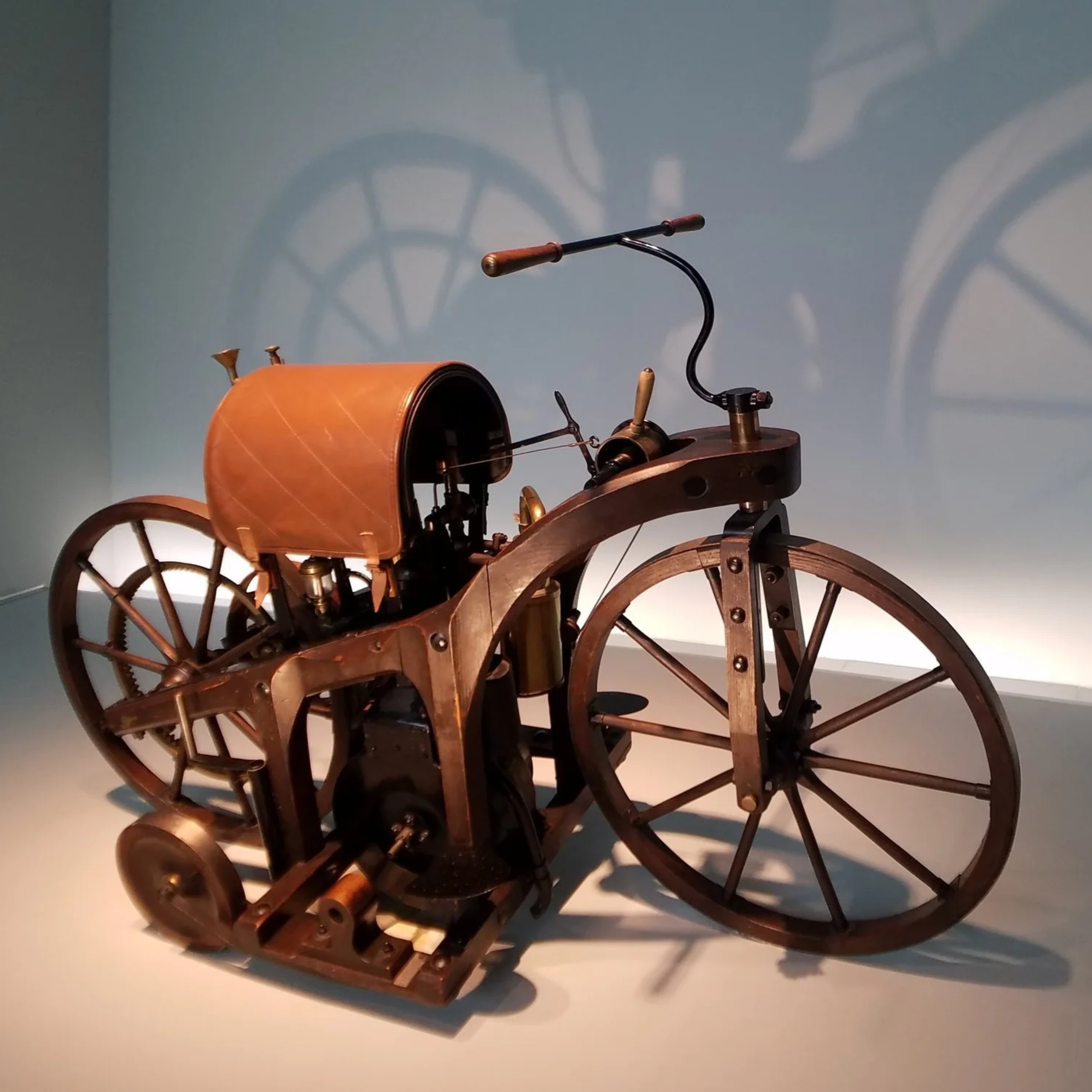 Patentan la primera moto con motor de combustión interna (1885)
