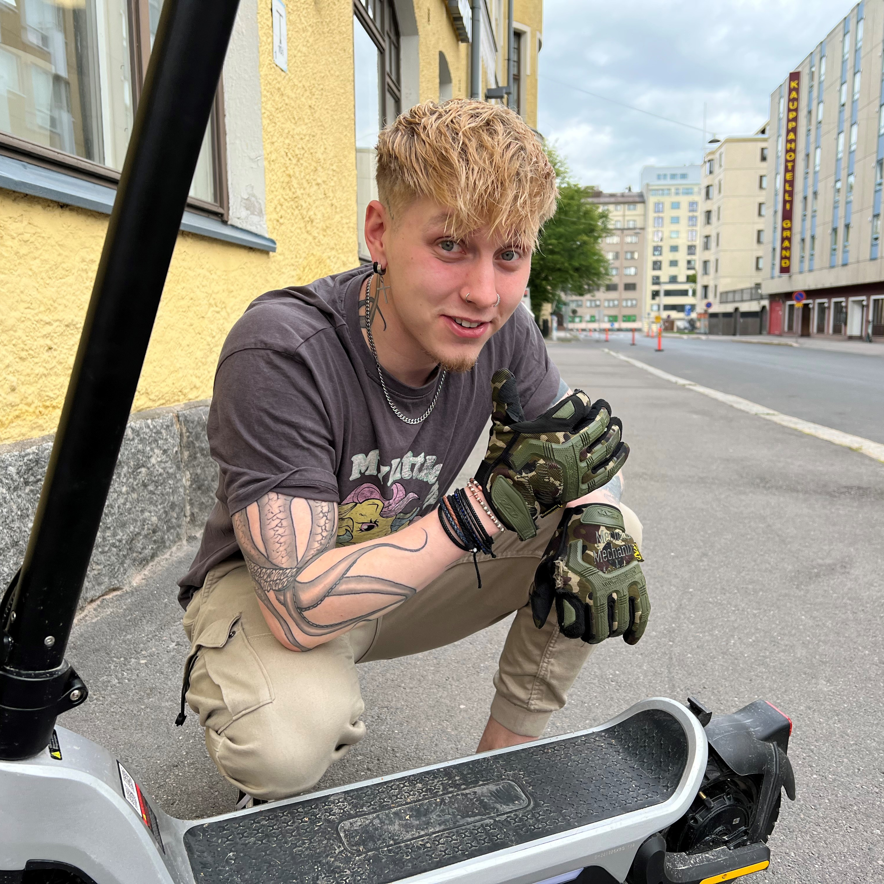 Lahtelainen Atso Tillgren ajaa sähköpotkulaudalla Suomen halki keräten varoja päihde- ja mielenterveystyölle episode artwork