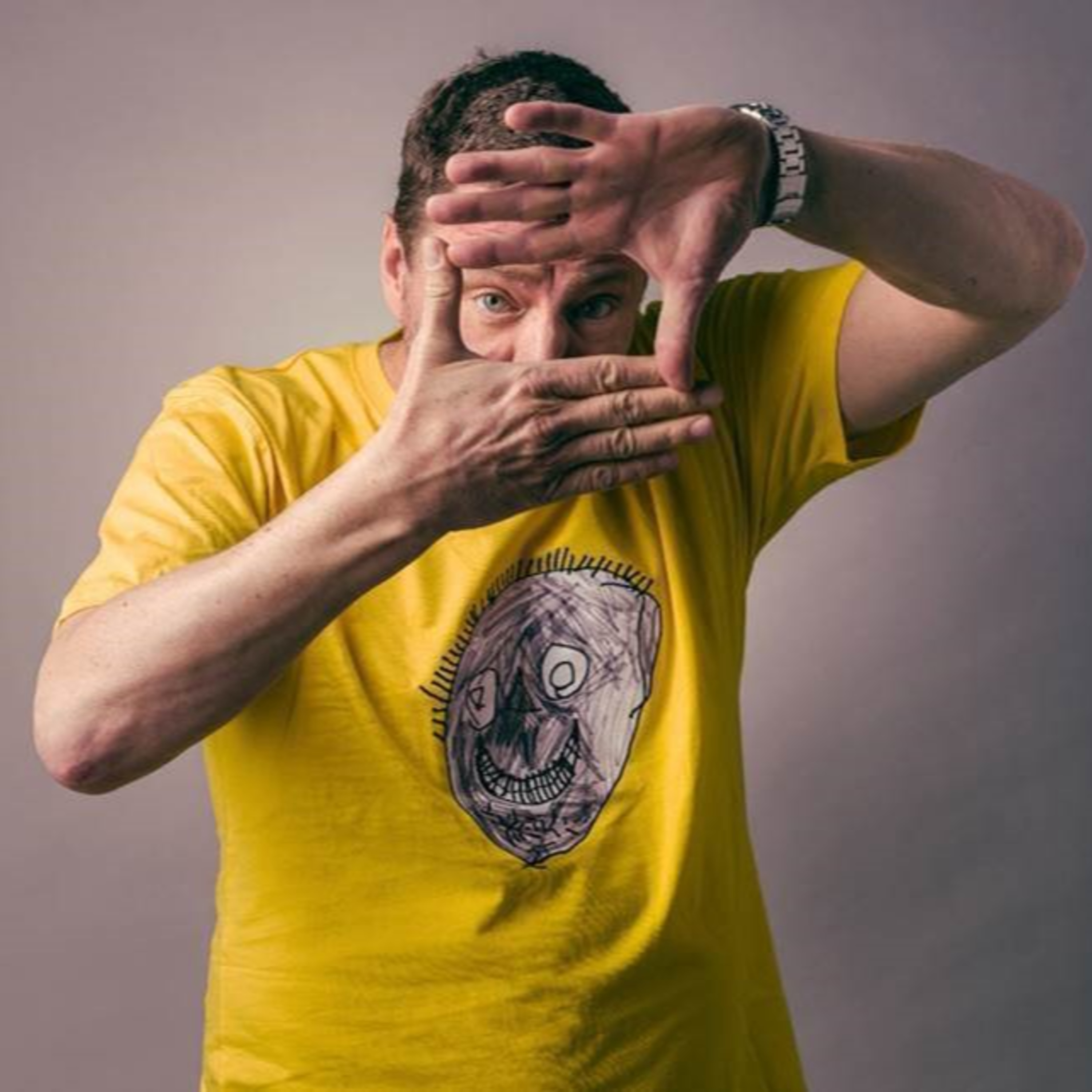 Jaakko Saariluoma sanaili Radio Voimalla - "Keikat minulla menee niin, että laitan vaatteet päälle, menen lavalle ja otan vaatteet pois" episode artwork