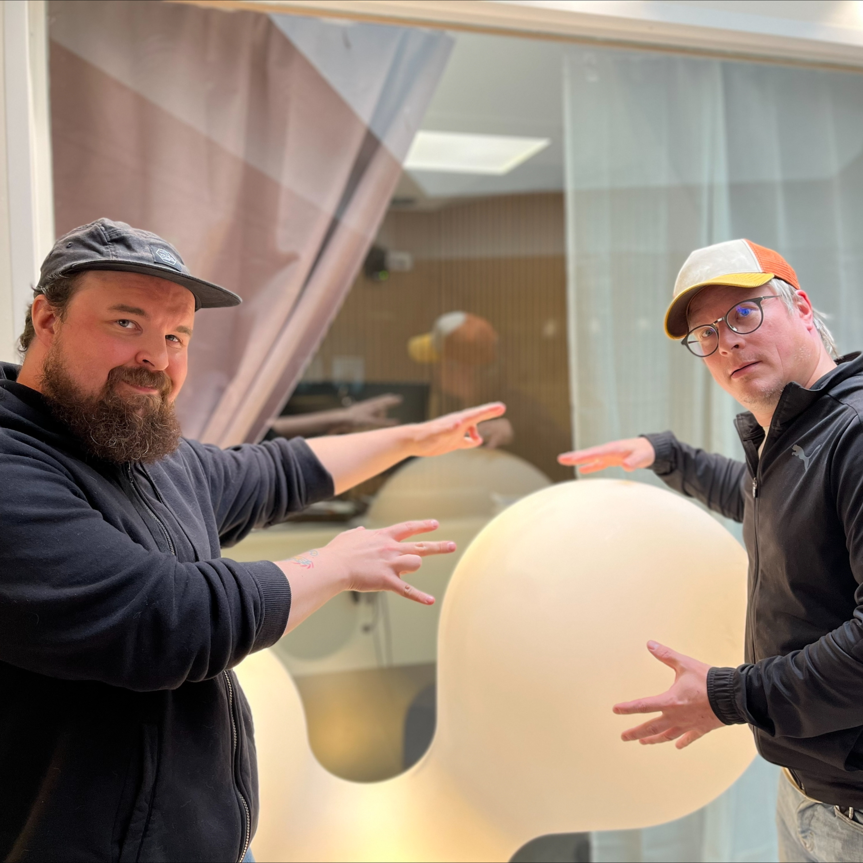 Rautanaama ja Väärä Kompositio löysivät toisensa musiikkiteknologian opinnoissa ja nörtteilevät nyt yhdessä episode artwork