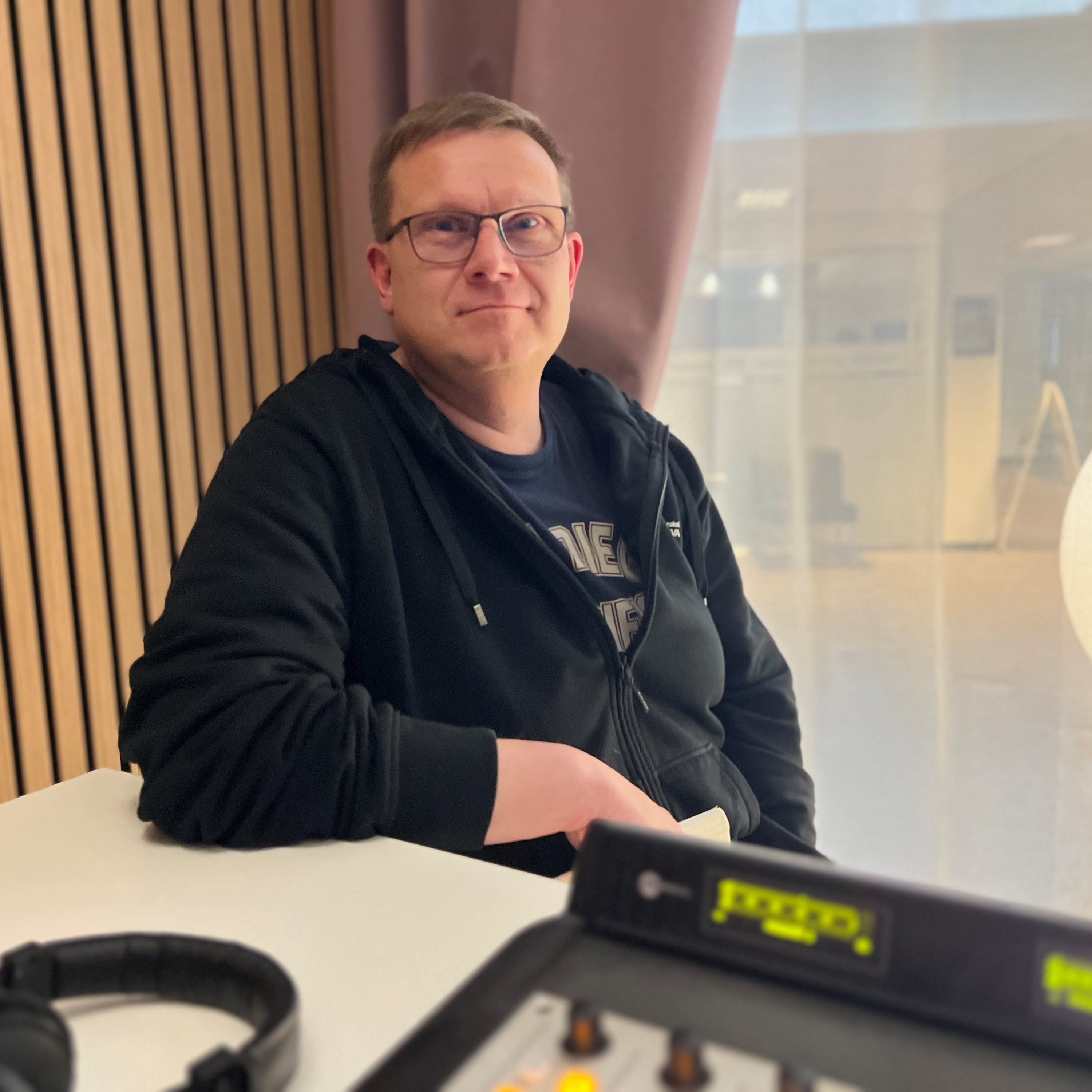 Liikenneturvan asiantuntija muistuttaa, että kännykkä on monen onnettomuuden taustatekijä episode artwork