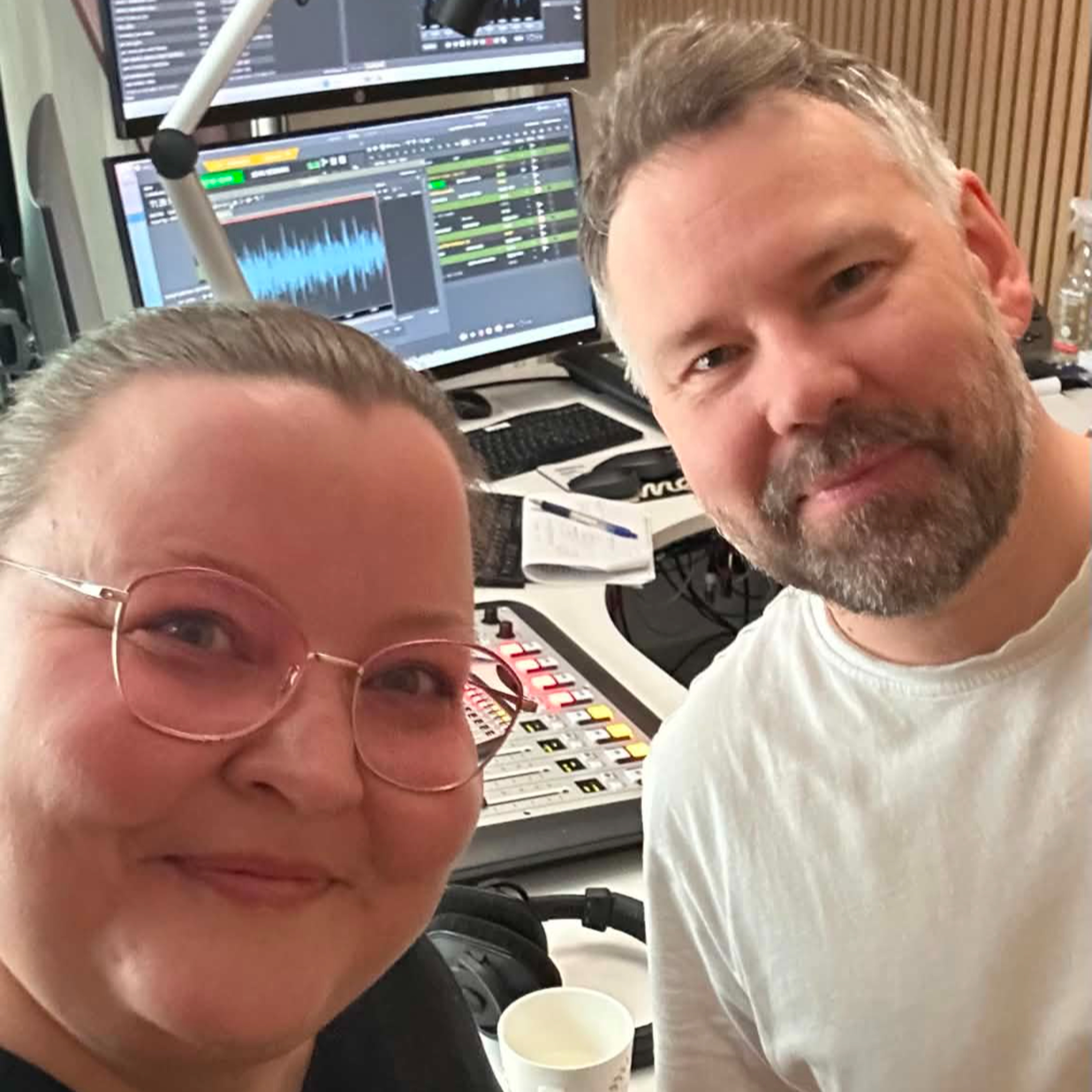  "Käsin tehtävää kevyttä ja lempeää hoitoa, joka auttaa kehoa vapautumaan jännitteistä" – Kraniosakraaliterapeutti Katja Puolakka kävi esittelemässä vähemmän tunnettua hoitomuotoa. episode artwork