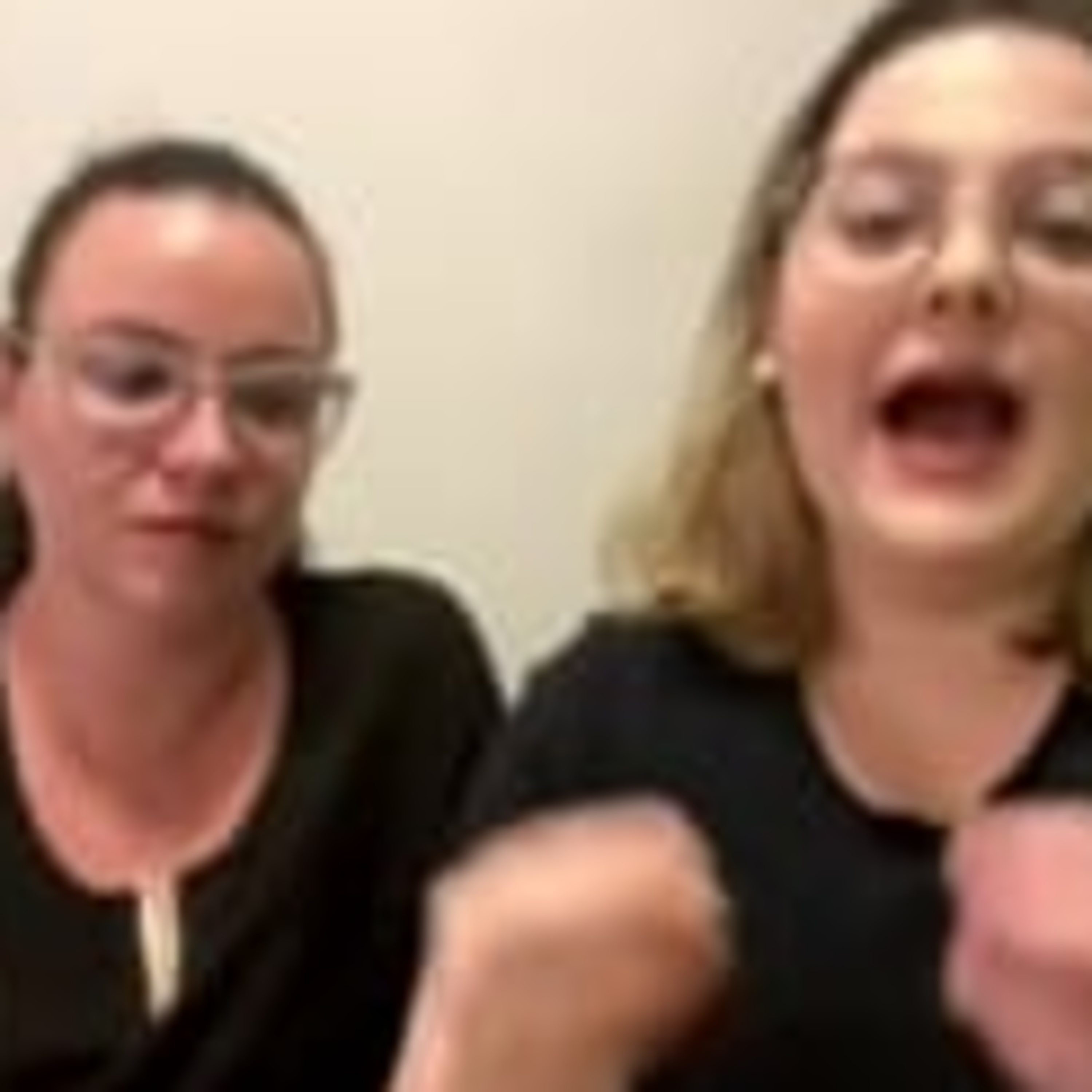 Terapeutas Priscila e Schai falam sobre o projeto Comunidade AbraçArte episode artwork