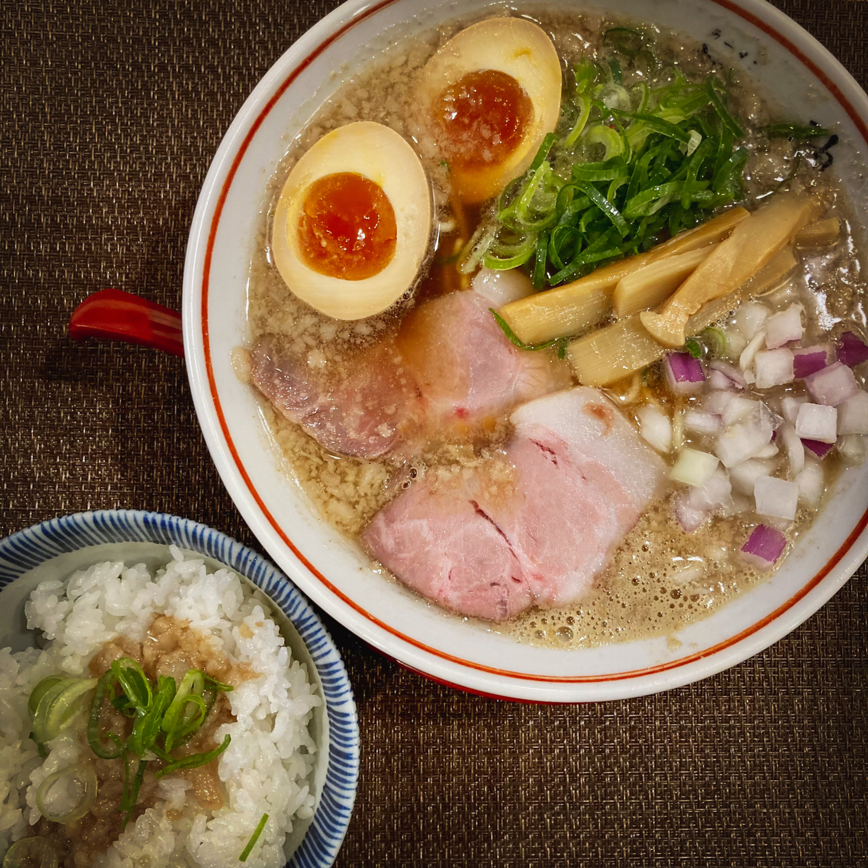 いま、麺を食べています