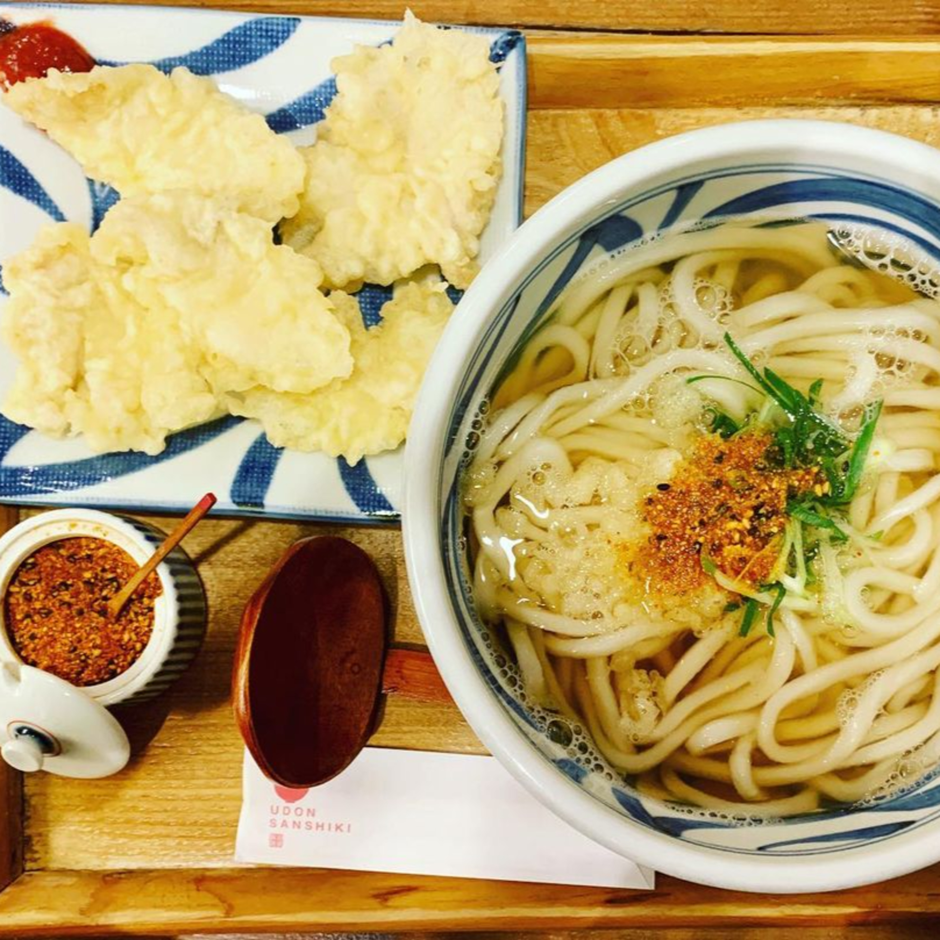 いま、麺を食べています