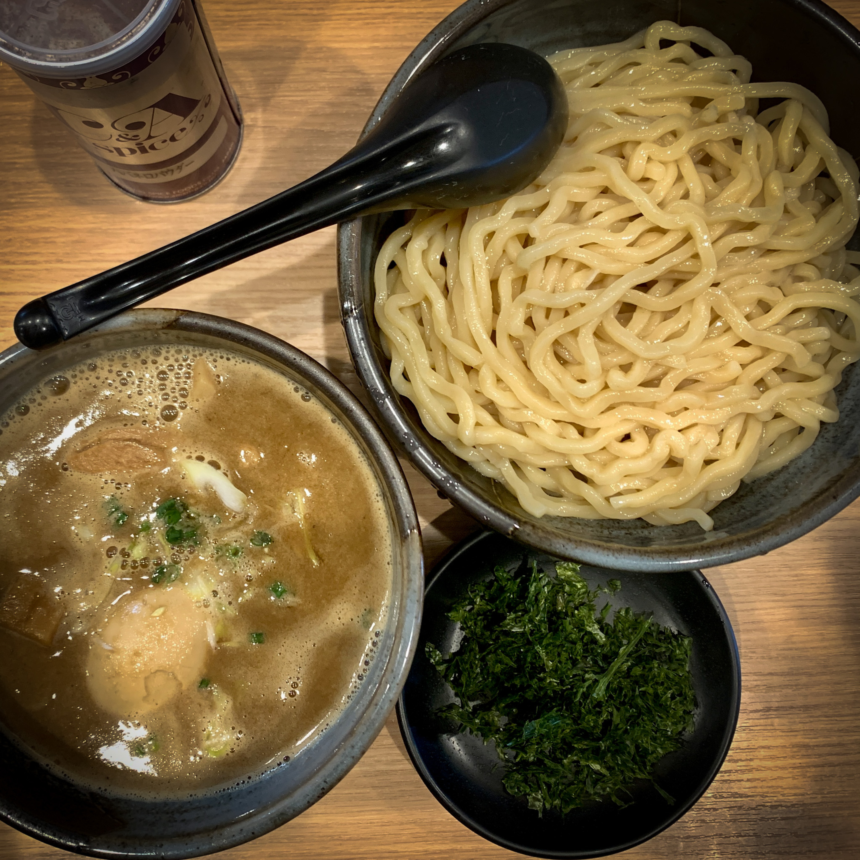 いま、麺を食べています