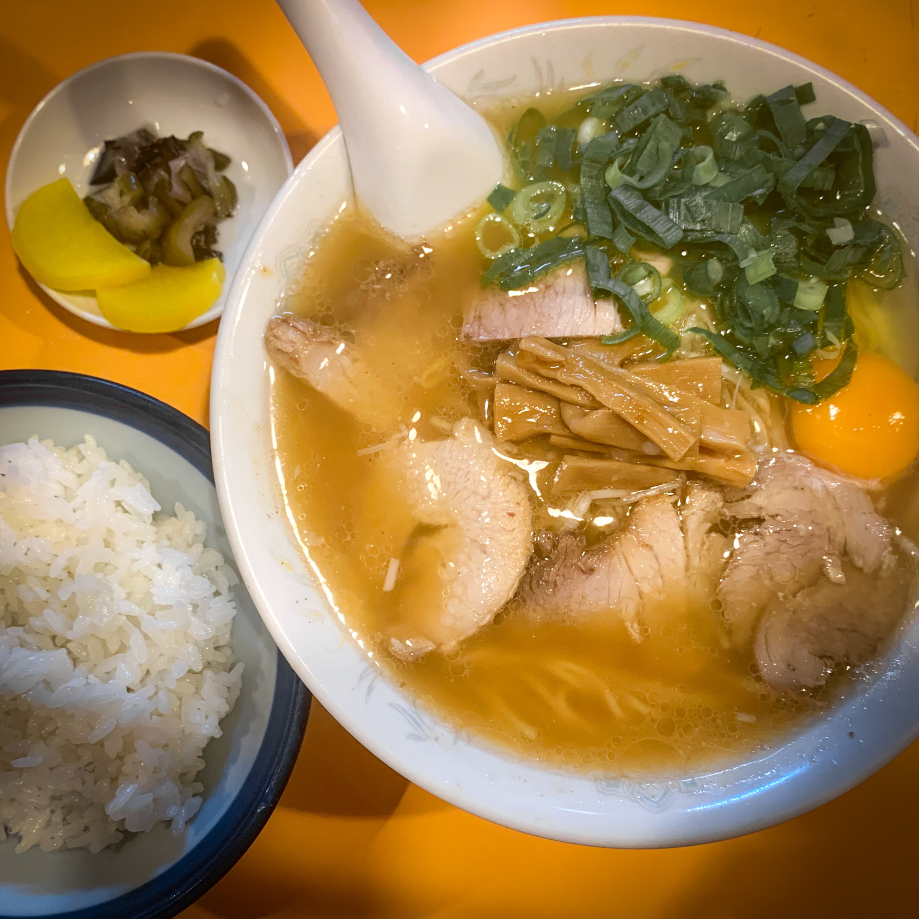 いま、麺を食べています