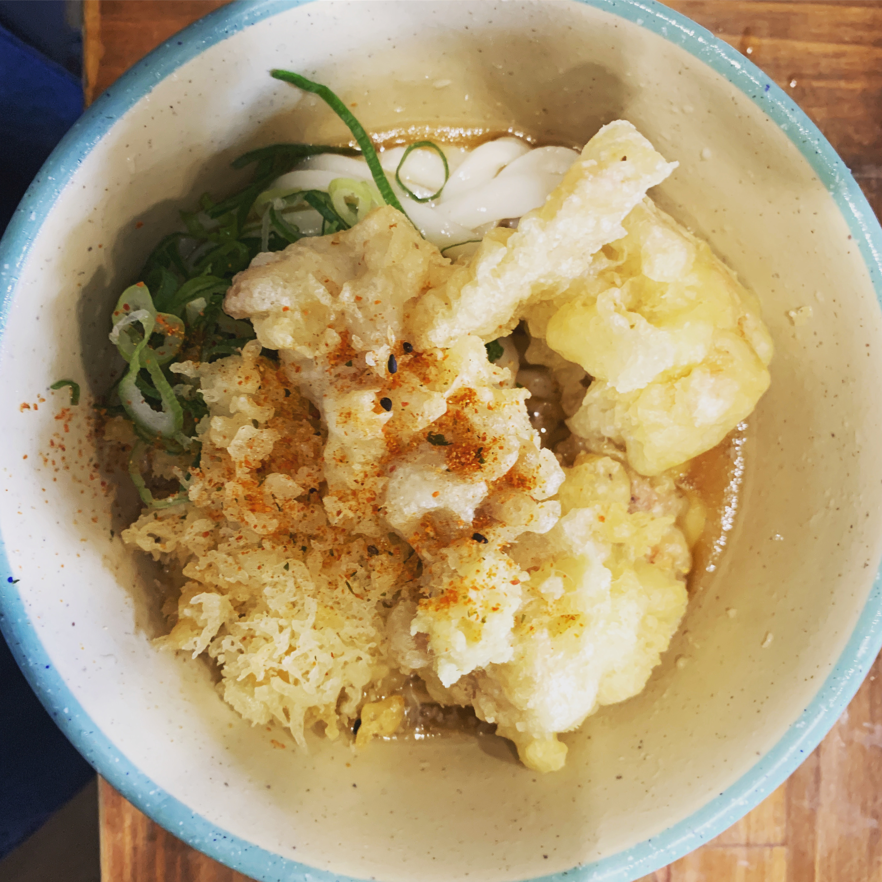 いま、麺を食べています