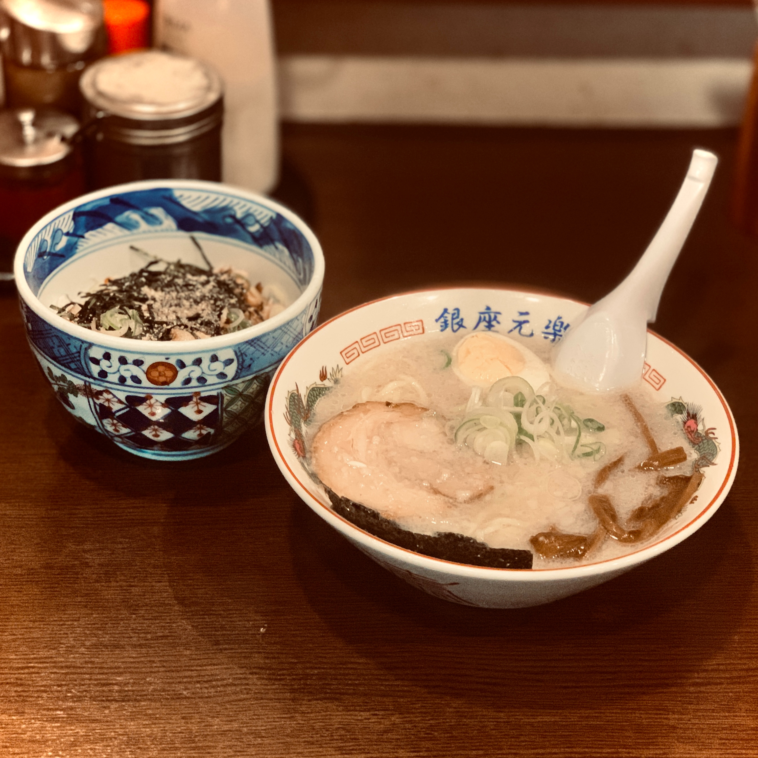 いま、麺を食べています