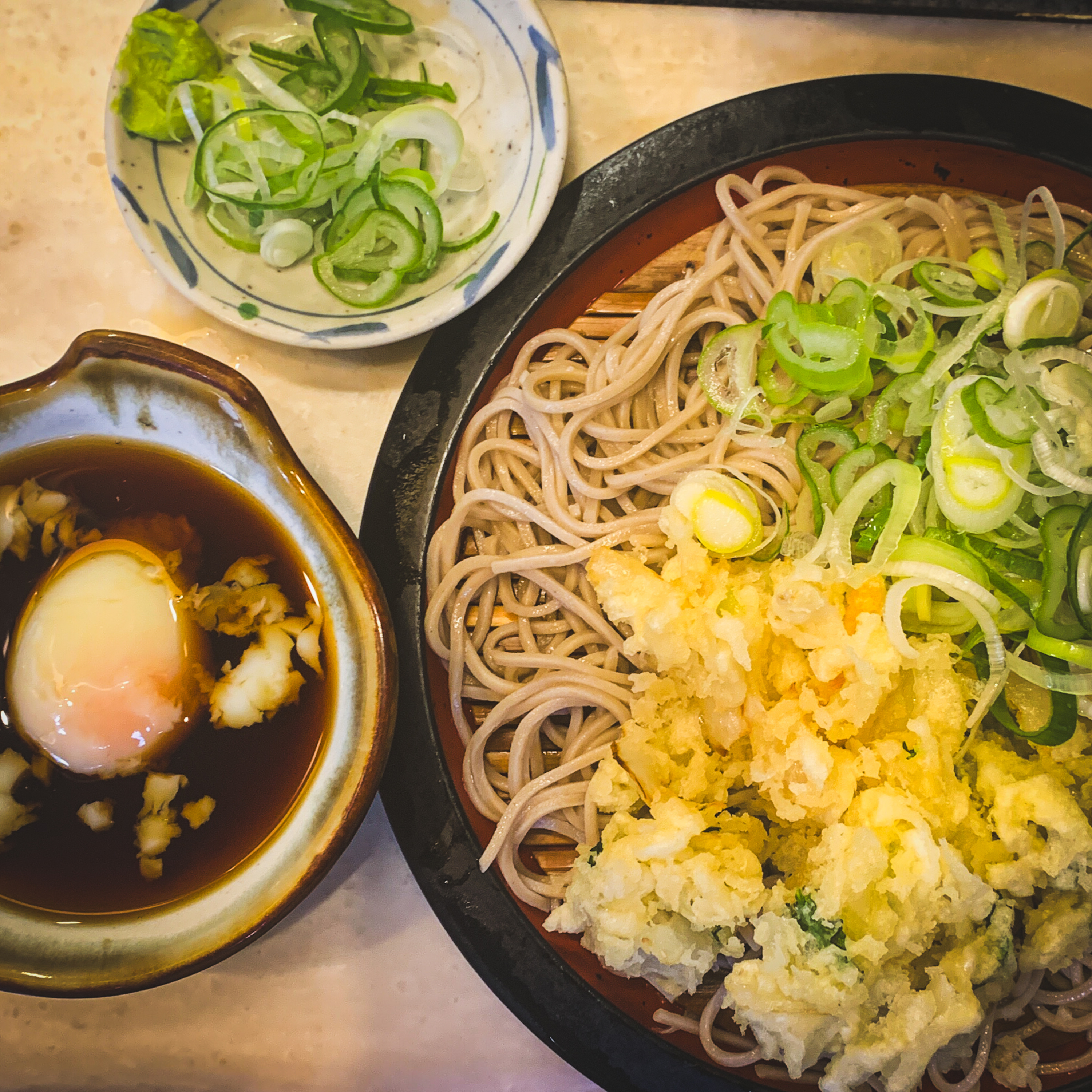 いま、麺を食べています