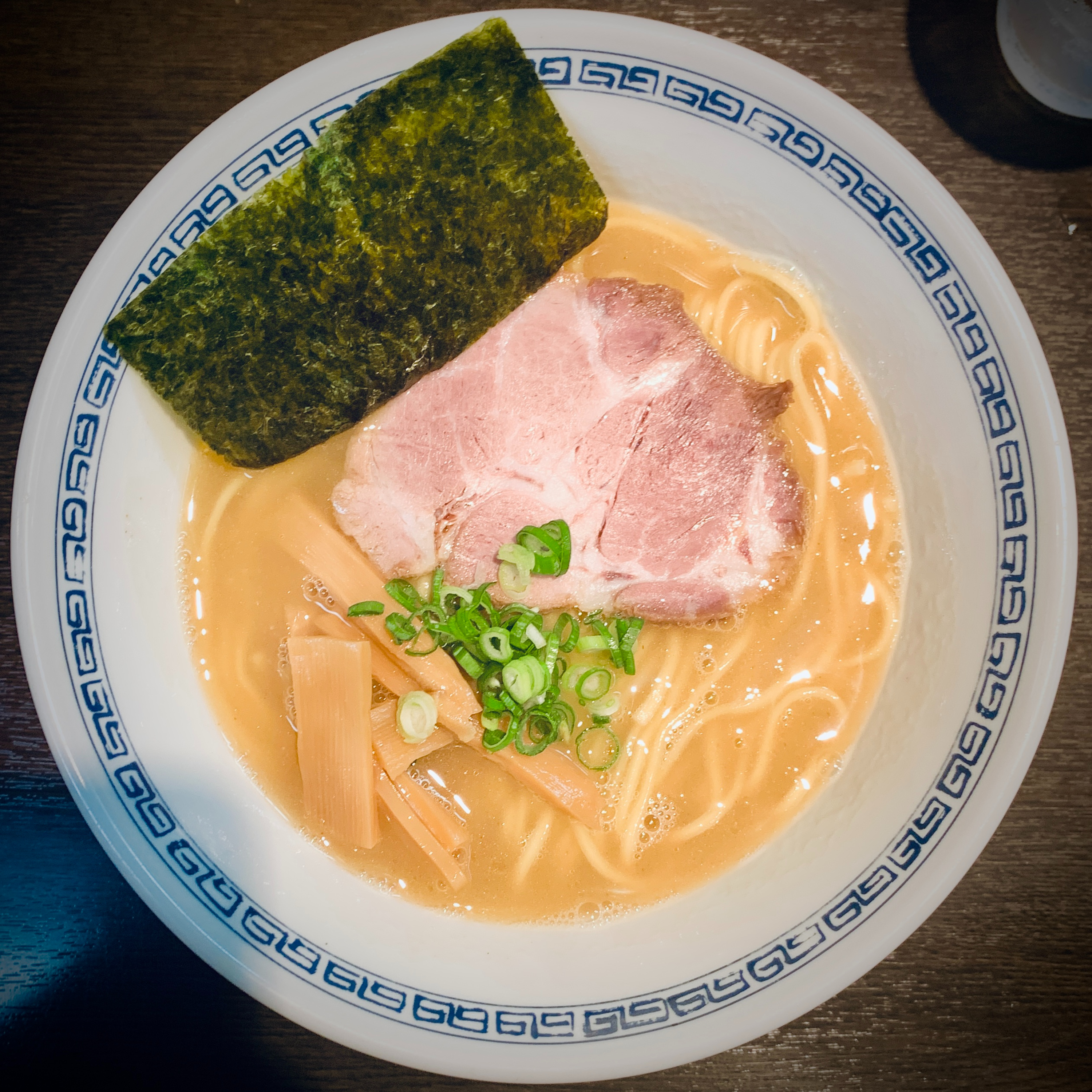 いま、麺を食べています