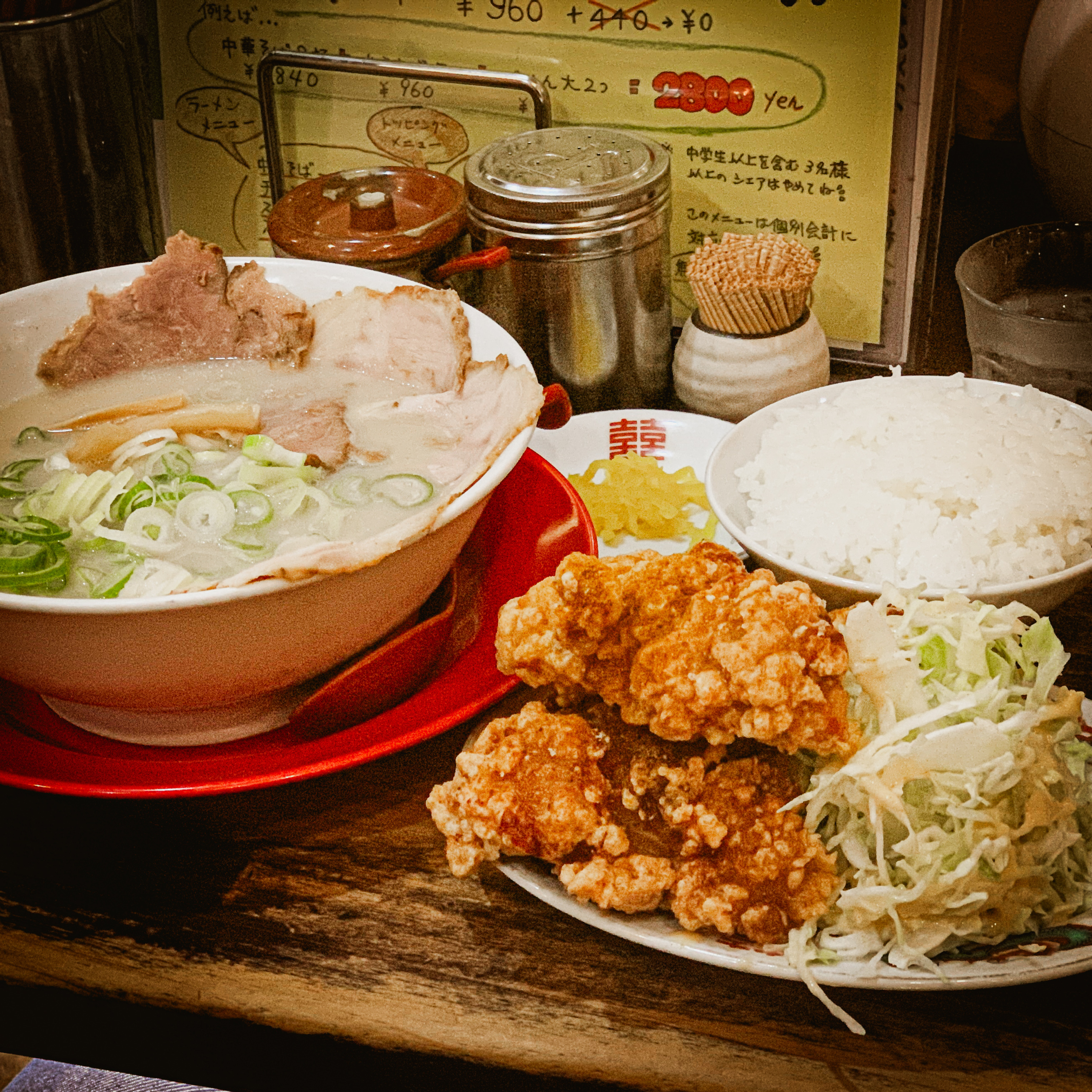 いま、麺を食べています