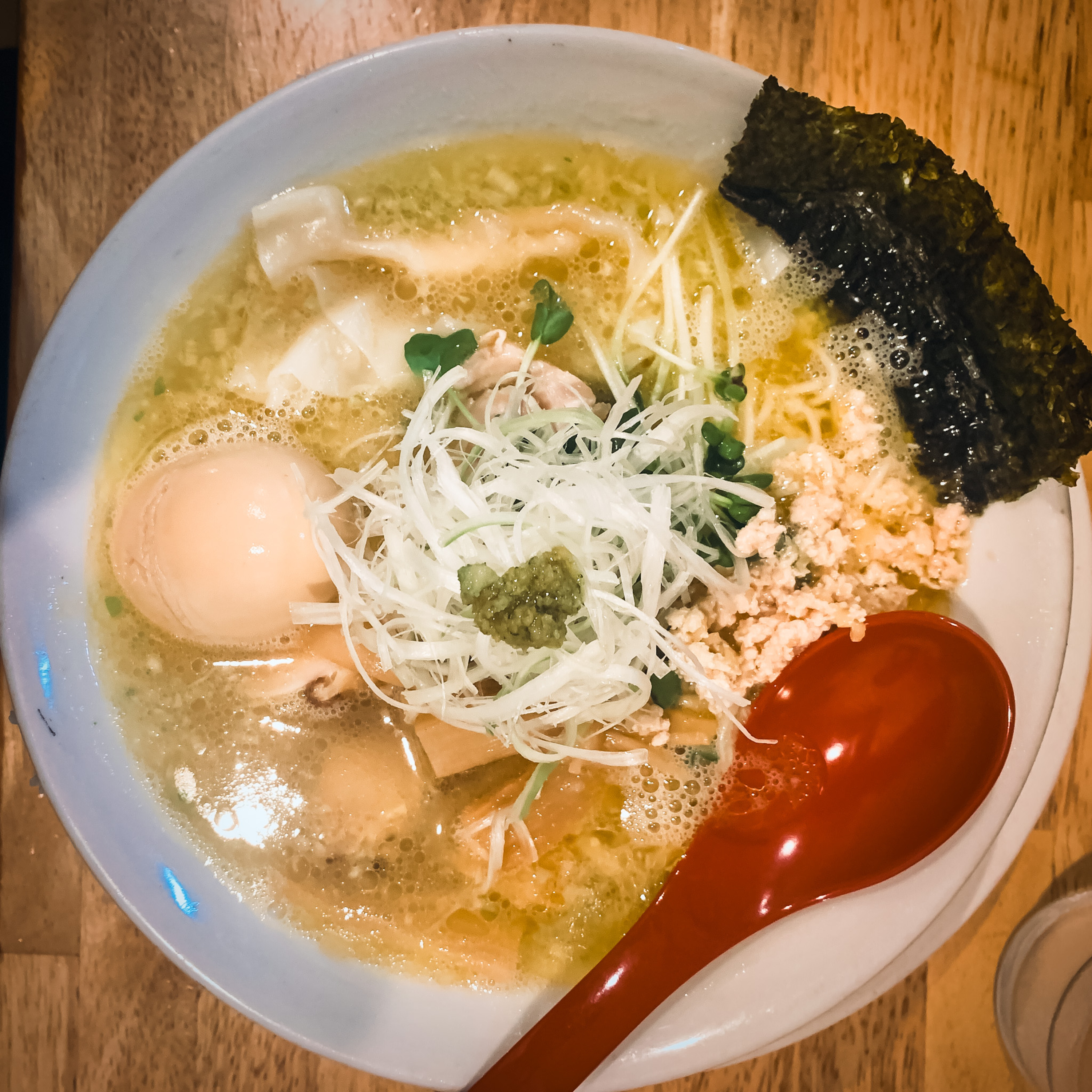 いま、麺を食べています