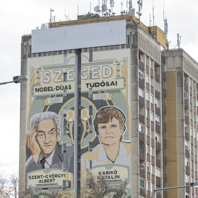 Magasházán tiszteleg Szeged Nobel-díjasainak. Hogyan zajlott a képek festése? – Szeged Podcast 176. – Szeged.hu – 23.12.22.