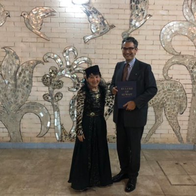 LEI È L’ARTISTA, ITALIANA, PIÙ FAMOSA DEL KUWAIT. HA COSTRUITO E VISSUTO IN UNA CASA DEGLI SPECCHI / GIORNO 57