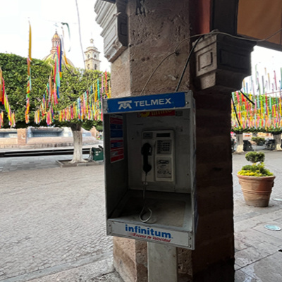 ¿Teléfonos públicos o anuncios particulares?: Pregunta Indiscreta