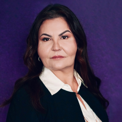 Imigração e Resiliência na Voz de Francine Mendonça