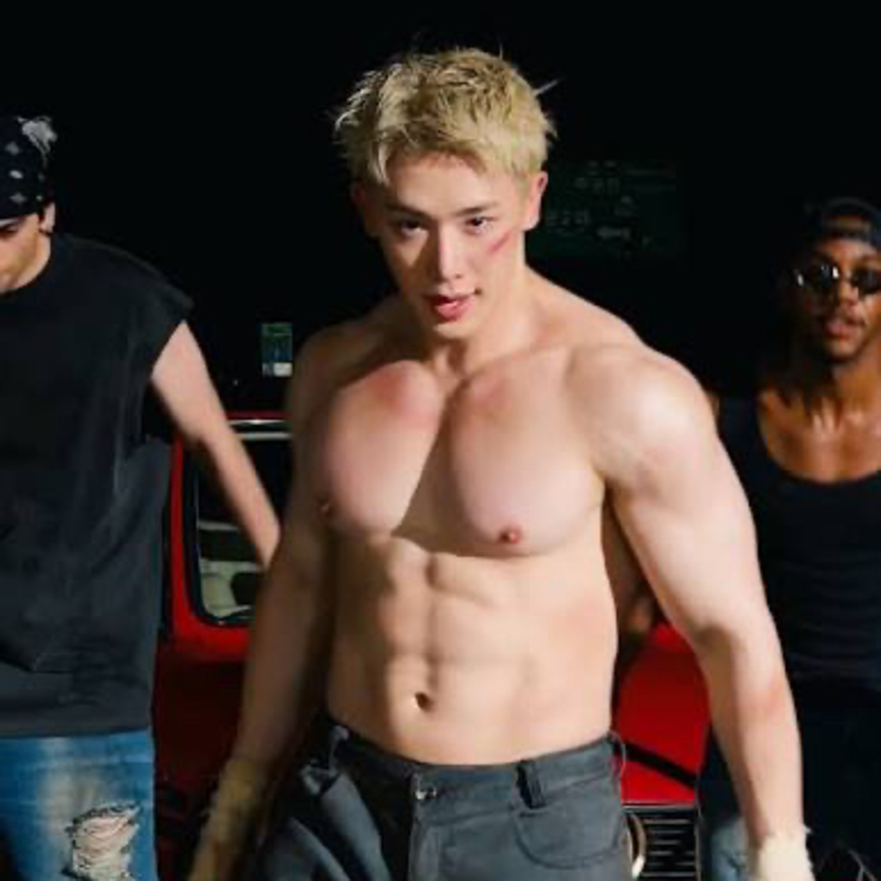 K-Pop Star Wonho Shows Off Abs in New Mirror Selfie