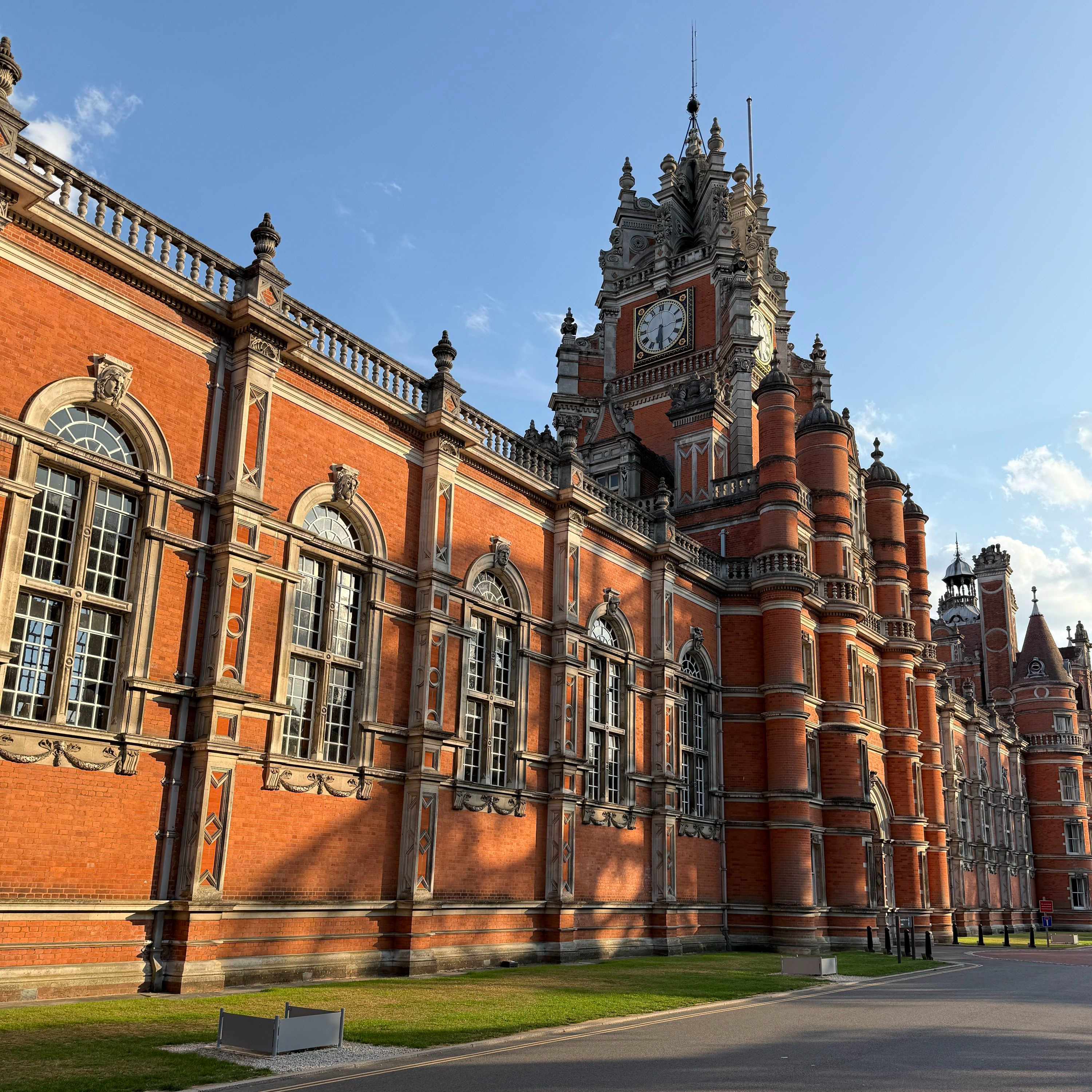 不榮譽教授: Emeritus Professor (not yet!)