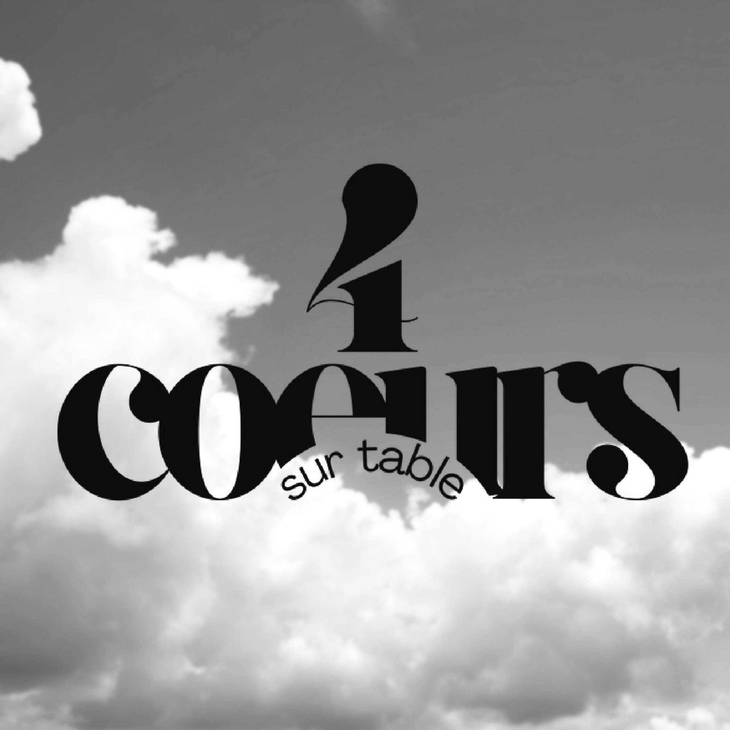 4 cœurs sur table